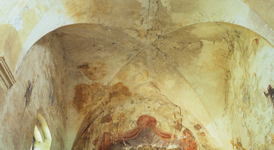 L'abside e l'arcosolio prima dei lavori