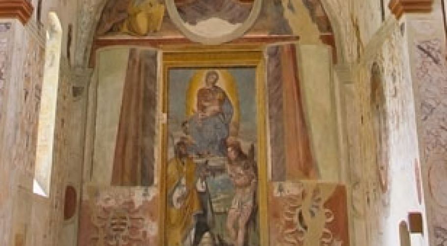 Cappella dell'altare maggiore, affresco con la Madonna e i Santi Fabiano e Sebastiano