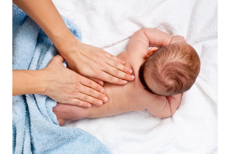 Il massaggio infantile 0-12 mesi